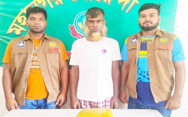 রাজশাহীতে গাঁজাসহ মাদক কারবারী গ্রেপ্তার